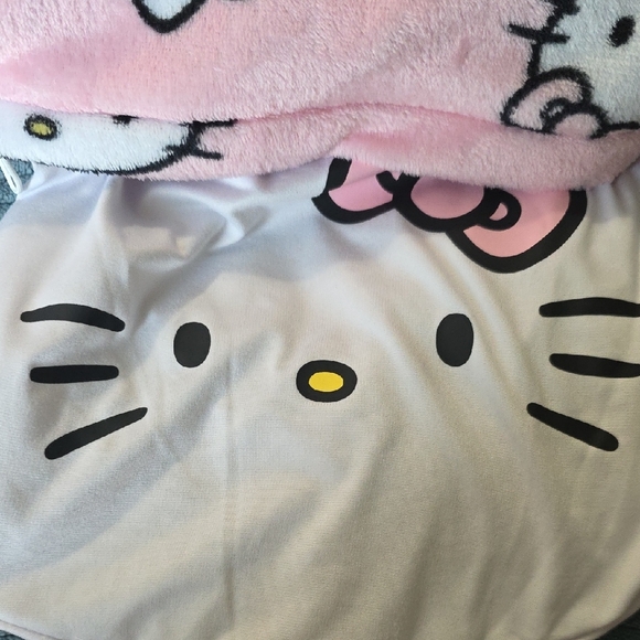 Pink Hello Kitty Hooded Blanket - Picture 6 of 7